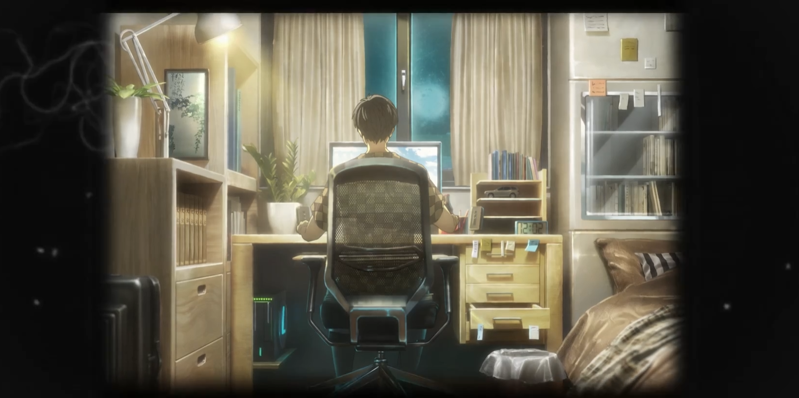 Screenshot del anime Lord of the Mysteries: muestra a un joven en su habitación mirando la pantalla del computador