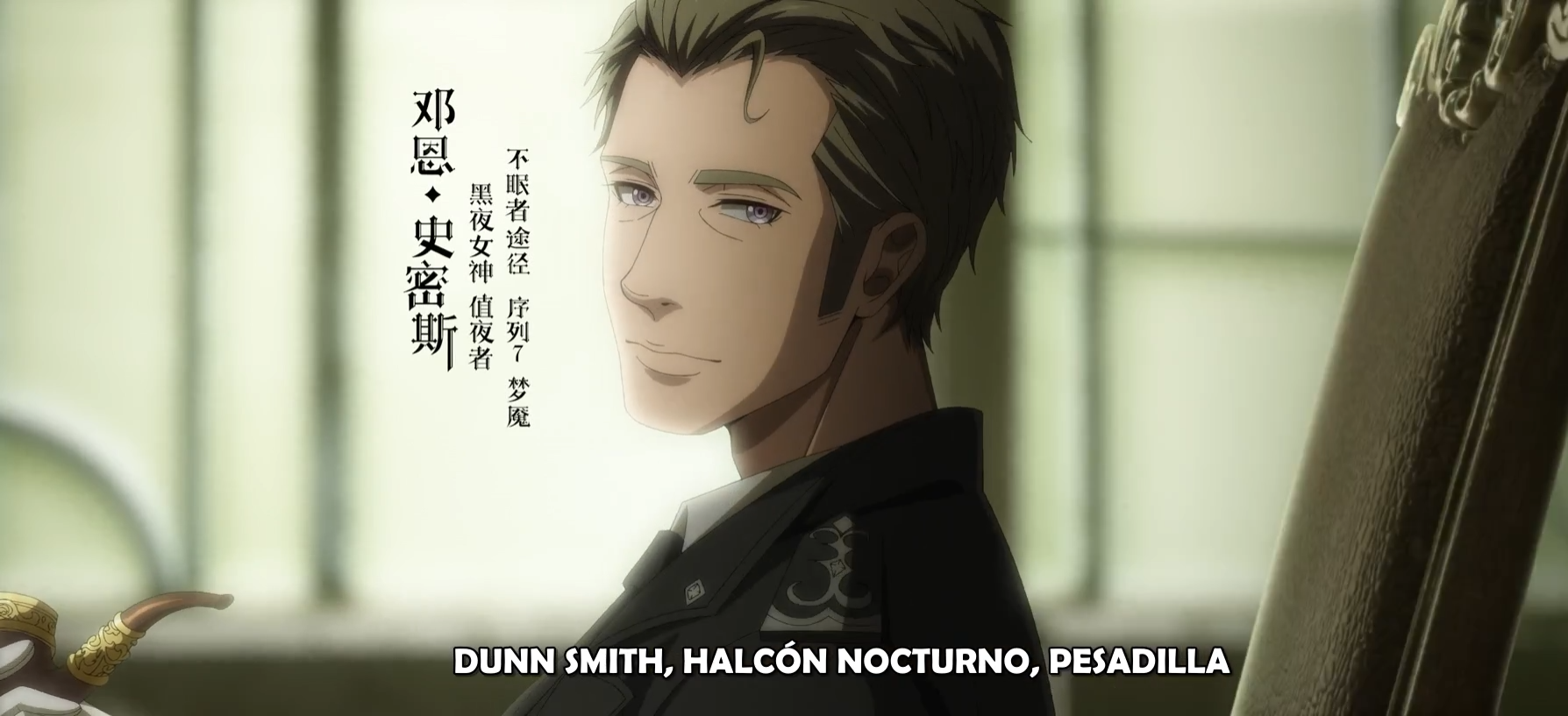 Screenshot del anime Lord of the Mysteries: muestra al personaje Dunns sentado mirando a cámara