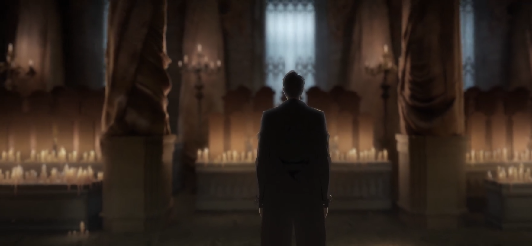Screenshot del anime Lord of the Mysteries: muestra al personaje Dunns de espalda, frente a las velas blancas encendidas