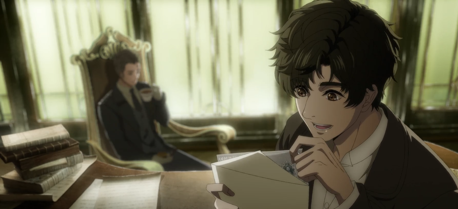 Screenshot del anime Lord of the Mysteries: muestra al personaje de Klein abriendo un sobre emocionado, detrás de él Dunns, sentado tras su escritorio, toma café