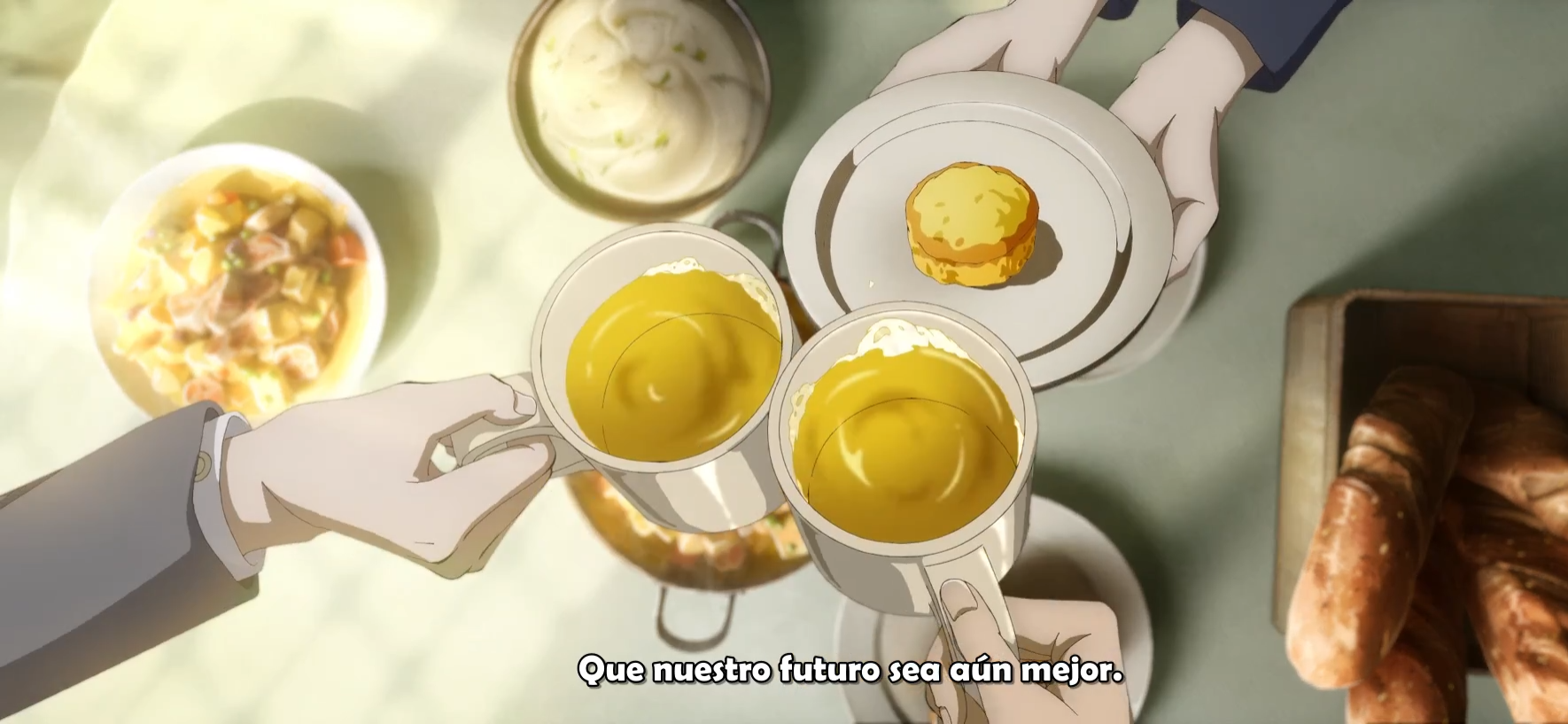 Screenshot del anime Lord of the Mysteries: enfoca a las manos de Klein Benson y Melissa brindando, las manos de los hombres sostienen una taza de té, las de la chica un plato con un postre